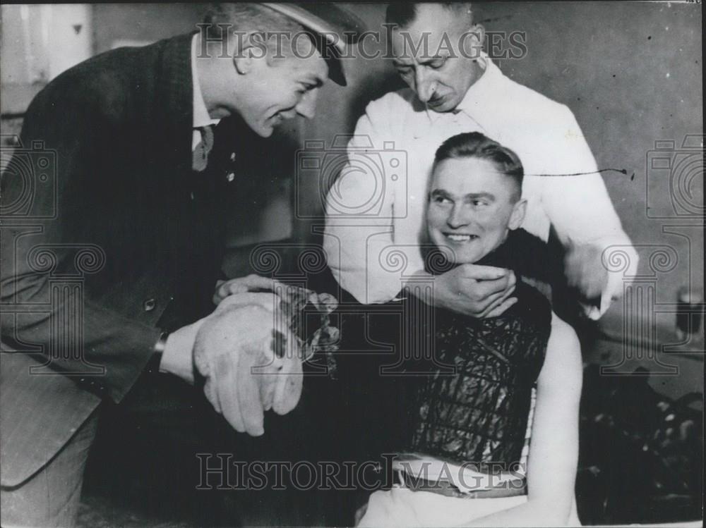 Press Photo To Eliminate Fencing Injuries, A Student Puts On Dressings - Historic Images