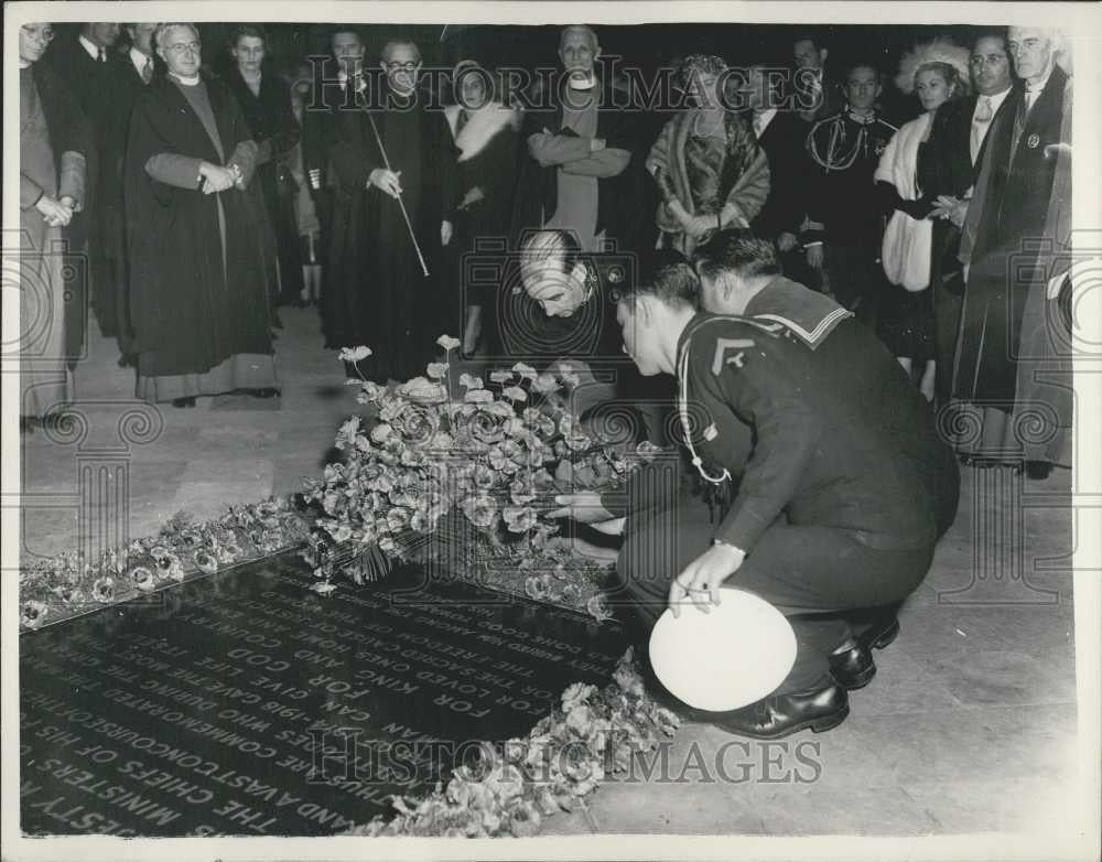 1955 Press Photo President of Portugal Places Wreath on Tomb of Unknown Warrior - Historic Images