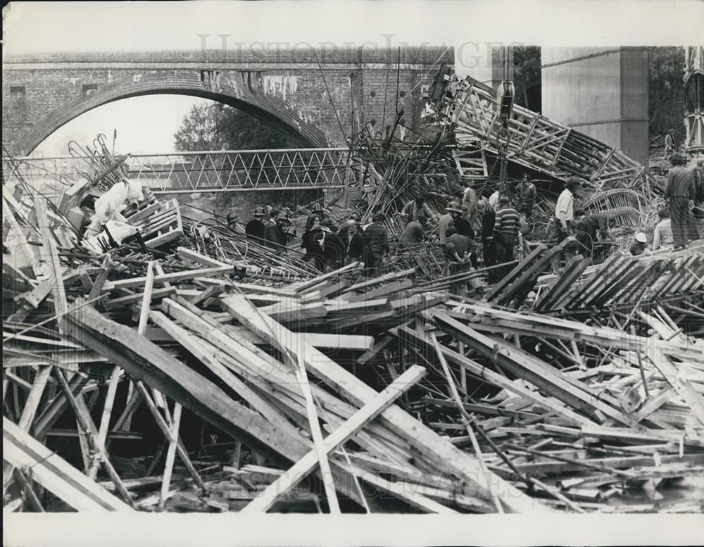 1972 Press Photo Two Dead and Many Injured as Bridge Falls in River at Woodlley - Historic Images