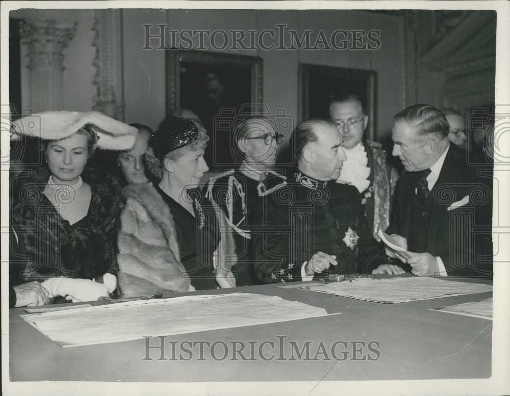 1955 Press Photo Portuguese President & Wife Visit Art Show - Historic Images