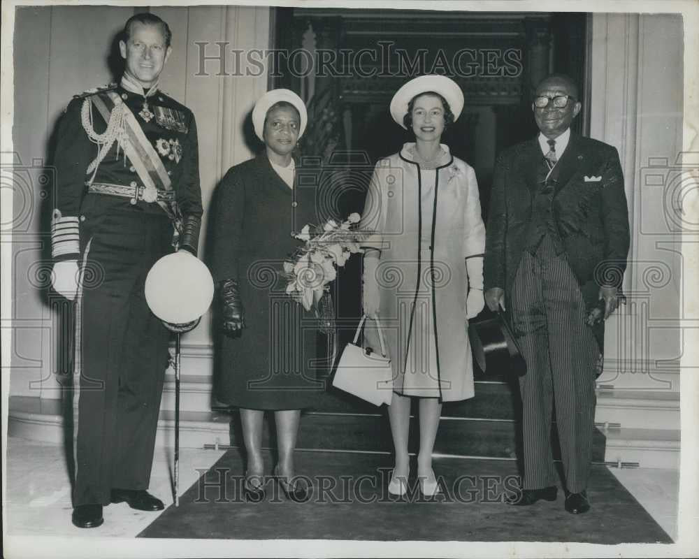 1962 Press Photo The Queen and the Duke of Edinburgh pictured with Pres Tueman - Historic Images