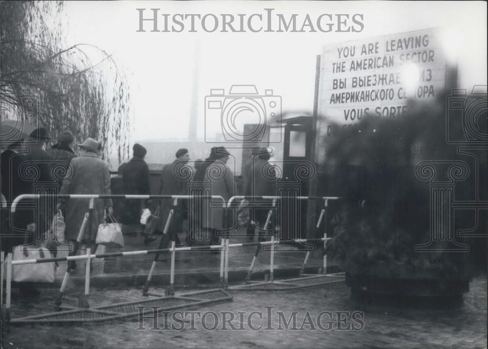 Press Photo First visit day in East Berlin Today the owners of Christmas passp - Historic Images