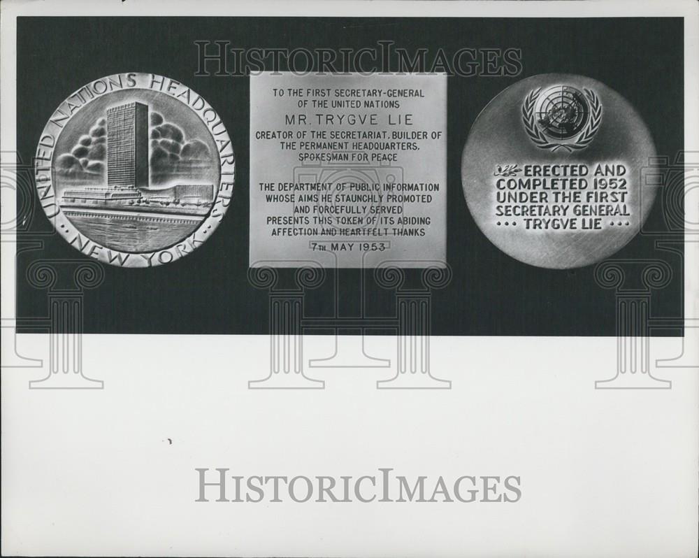 1953 Press Photo Memorial medallion for ex Sec Gen of UN Trygve Lie - Historic Images