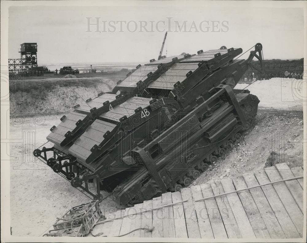 1957 Press Photo Heavy and Light Assault Floating Bridge - Historic Images