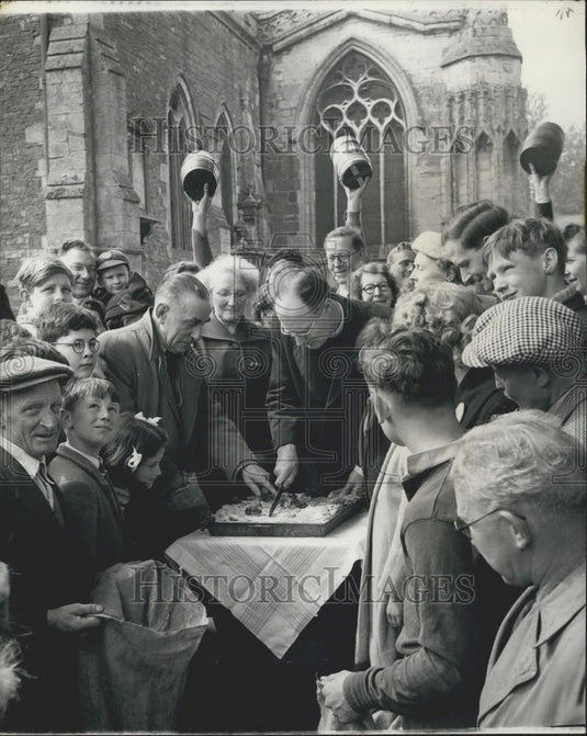 Press Photo Mrs. E.M. Payne Watches Reverend Harris Evans Cut Hard Pie - Historic Images