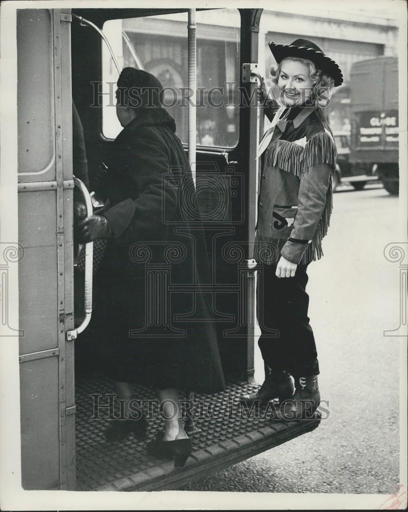 1954 Press Photo Skater Daphne Walker on London bus - Historic Images