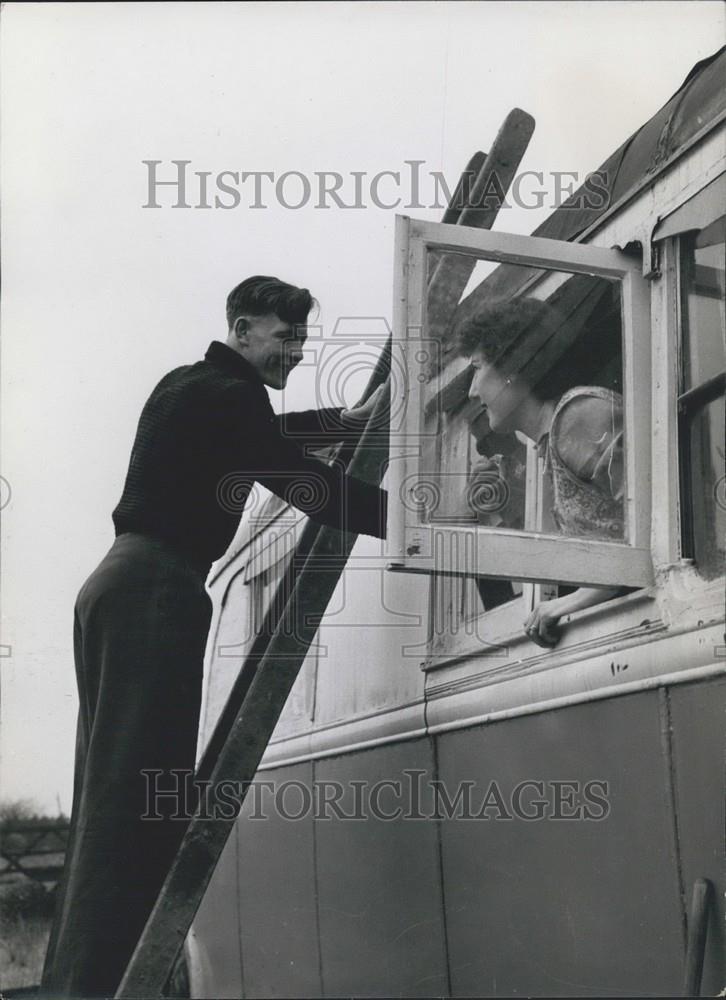 Press Photo Gilbert &amp; Shirley at their home,A bus - Historic Images