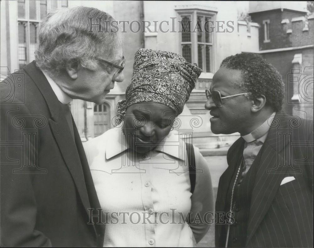 1981 Press Photo Bishop Desmond Tutu visits the Archbishop of Canterbury - Historic Images