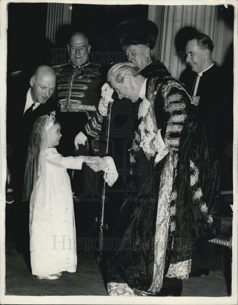 1955 Press Photo Ann Chester dressed as a bride shakes hands with Mayor - Historic Images