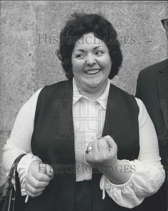 1974 Press Photo Women who tried to stop armed bandits receives the Binney Brave - Historic Images