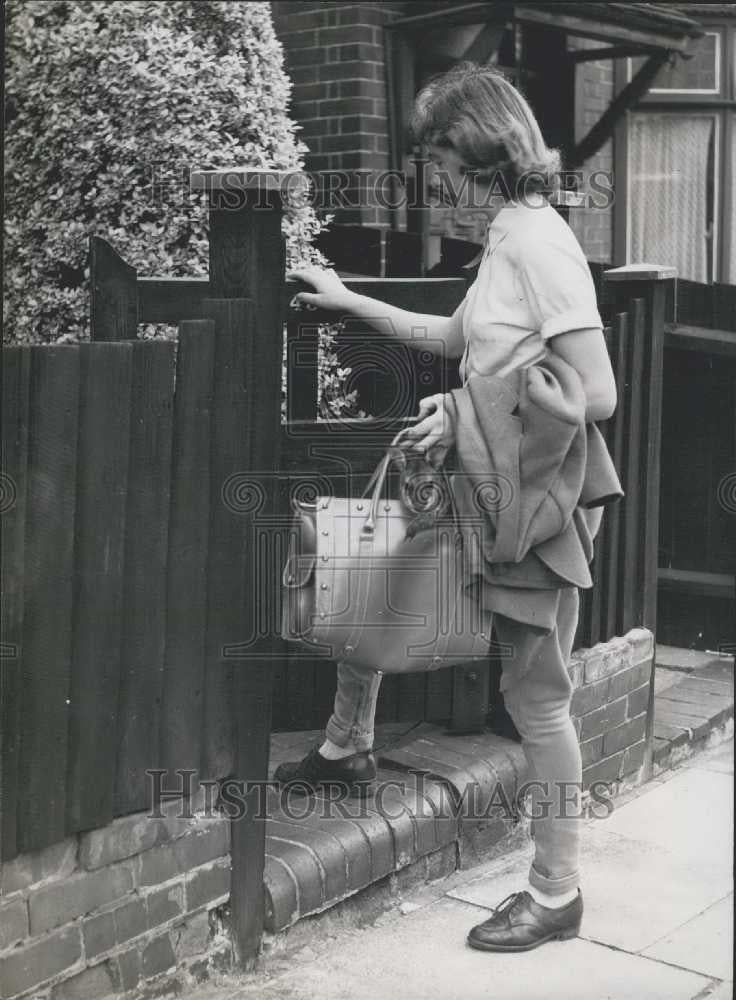 Press Photo Gillian Impey with Penny the Wallaby - Historic Images