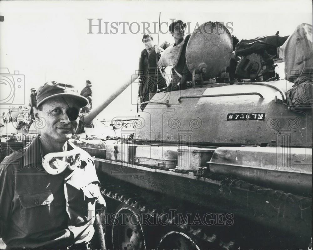 1972 Press Photo Israeli&#39;s Defence Minister M. Dayan and tanks - Historic Images
