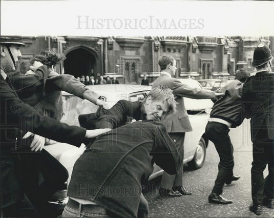 1968 Press Photo Dockers Clash with Demonstrators - Historic Images