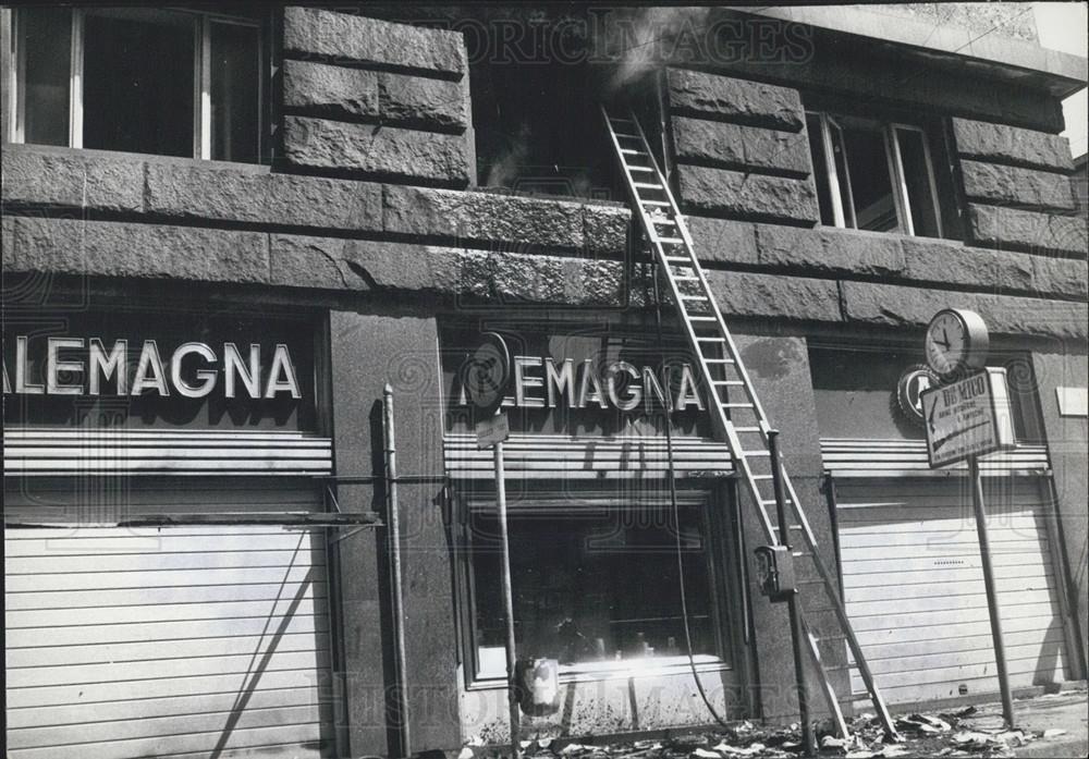 1975 Press Photo Smoke Coming Out Window Editorial offices of &quot;The Mirror - Historic Images