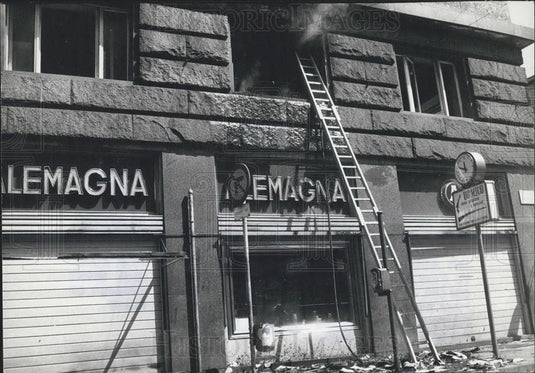 1975 Press Photo Smoke Coming Out Window Editorial offices of "The Mirror - Historic Images
