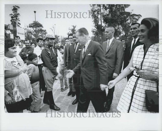 Press Photo Nelson and Happy Rockefeller in Mexico, 1969 - Historic Images