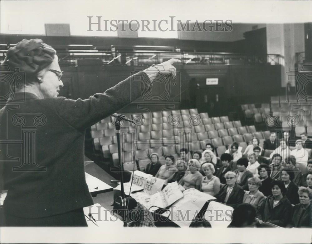 1968 Press Photo Dr. Edith Summerskill Freinds House Meeting Equal Rights - Historic Images