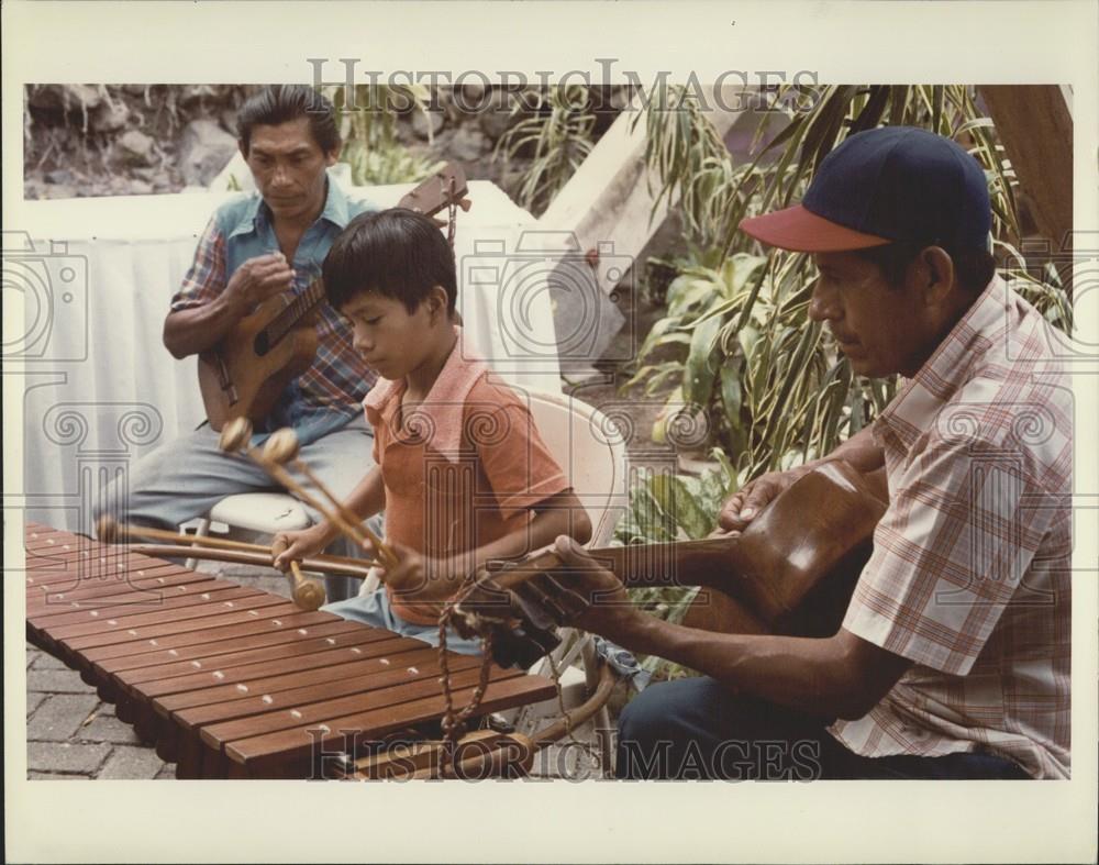 1981 Press Photo Muslet song are essential parts of the life in Nicaragua - Historic Images