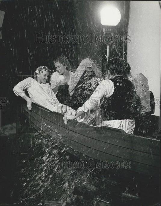 Press Photo people getting soaked in a boat - Historic Images