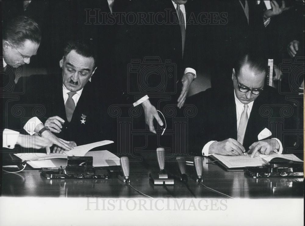 1958 Press Photo Anastas Nikojan Vice President Russia Treaty Heinrich Brentano - Historic Images