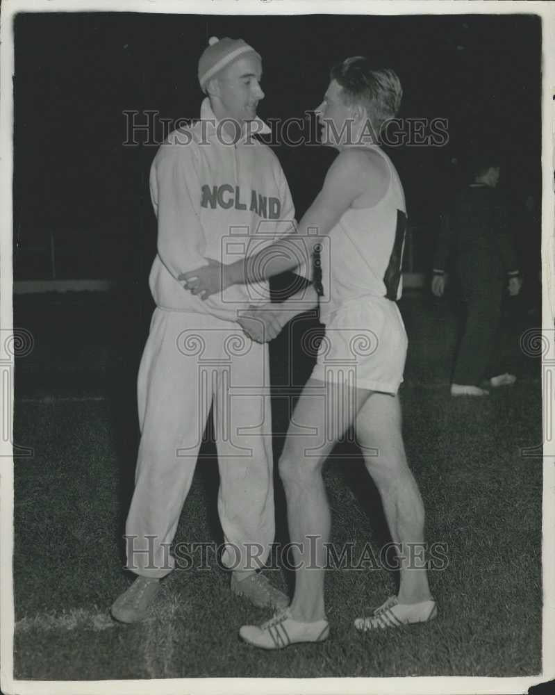 1954 Press Photo Gordon Pirie Wins 2 MI Invitation Race And Chris Chataway - Historic Images