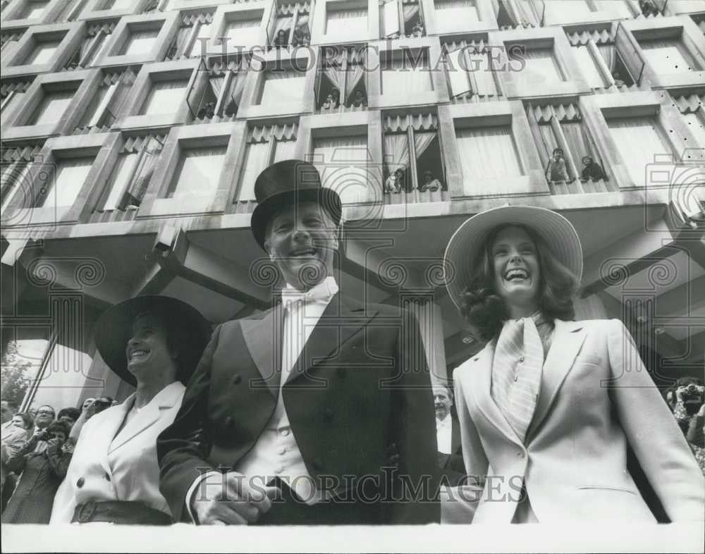 1981 Press Photo US Amb John J. Louis with wife and daughter - Historic Images