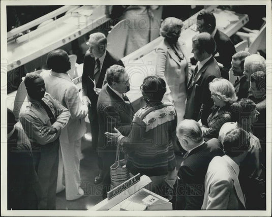 1976 Press Photo Secretary State Kissinger Congratulated After UN Speech - Historic Images