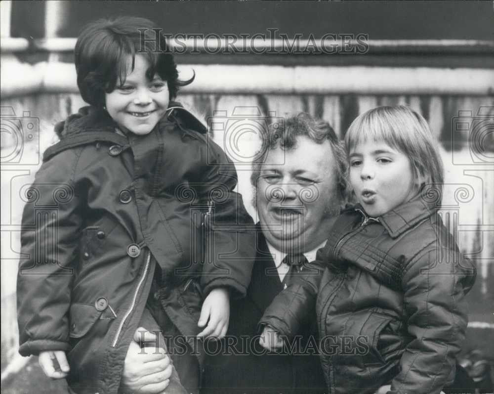 Press Photo Harry Secombe Comedian Winners Children Courage Ben Pochee Dominic - Historic Images