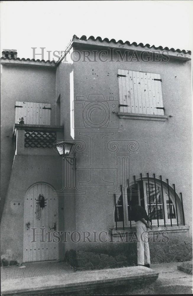 1972 Press Photo Man Looking Through Barred Windows IN Uruguay - Historic Images