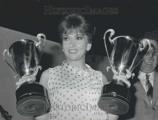 1975 Press Photo Gina Lollobrigida two silver cups that have been given to her - Historic Images