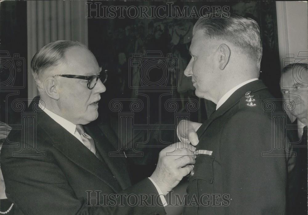 1966 Press Photo Lord Mayor Presenting Queen&#39;s Police Medal To Bertram Flatt - Historic Images