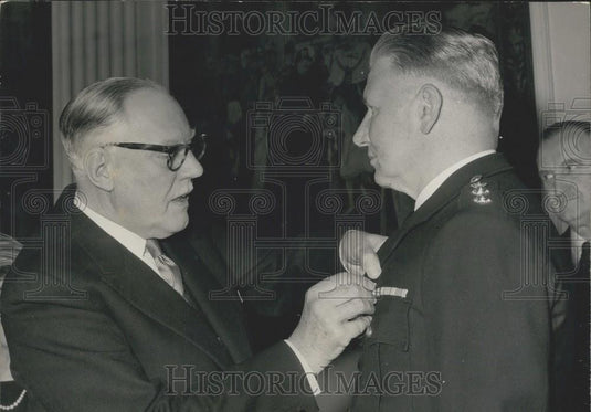 1966 Press Photo Lord Mayor Presenting Queen's Police Medal To Bertram Flatt - Historic Images
