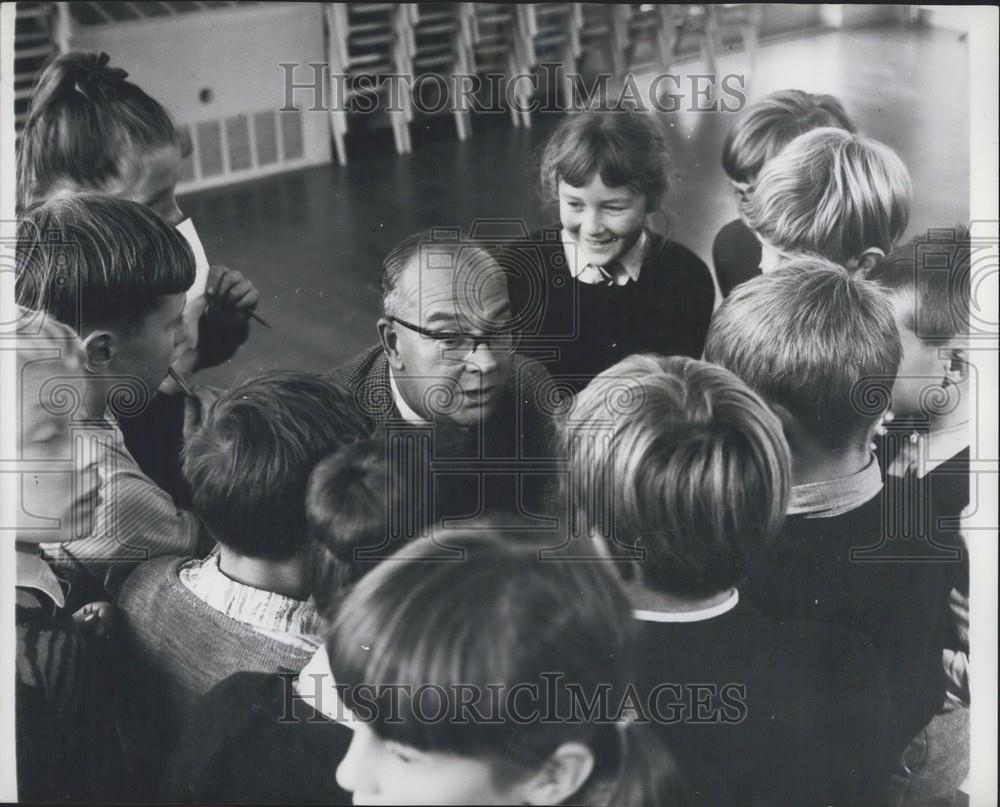 1965 Press Photo Constable Cooper and some schoolchildren - Historic Images