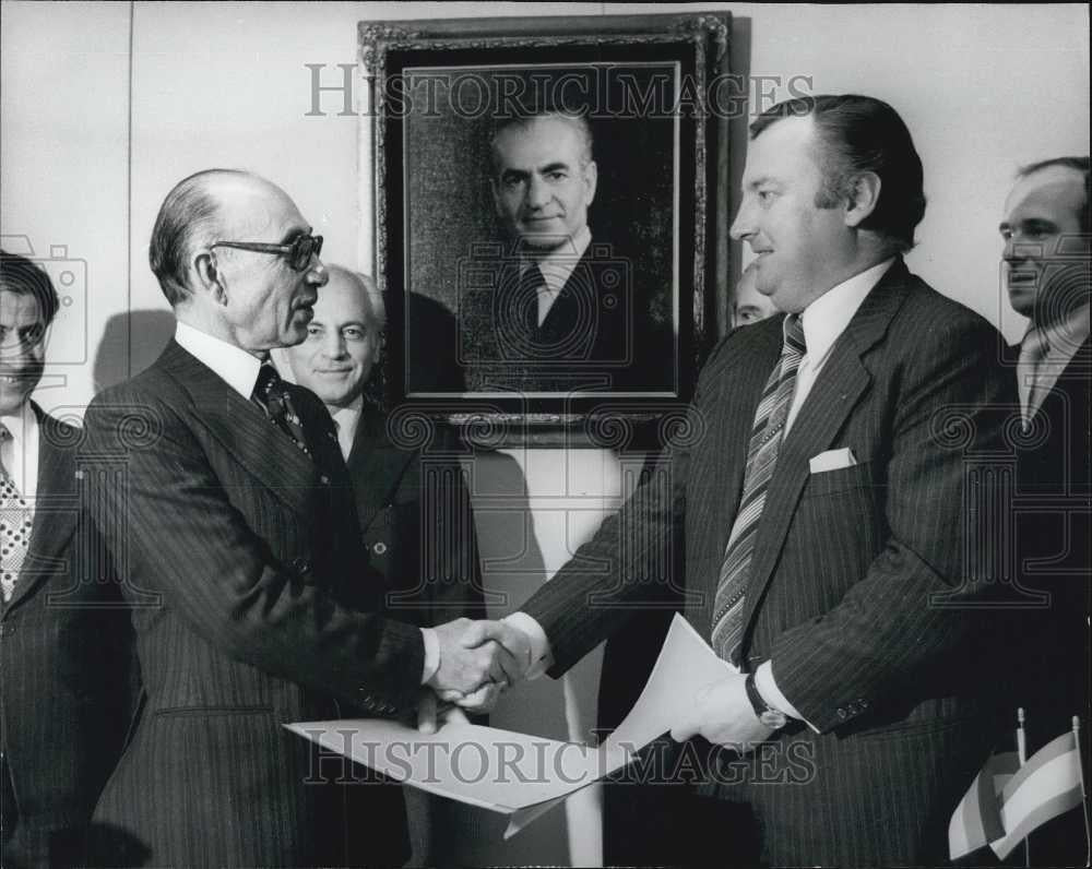 1977 Press Photo Iran Air and Airbus Industries today signed a lease agreement - Historic Images