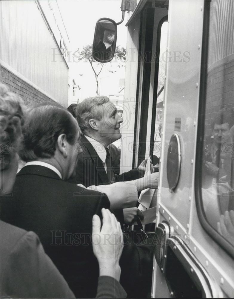 1980 Press Photo Tony Benn Candidate Leader British Labour Party Boards Bus - Historic Images