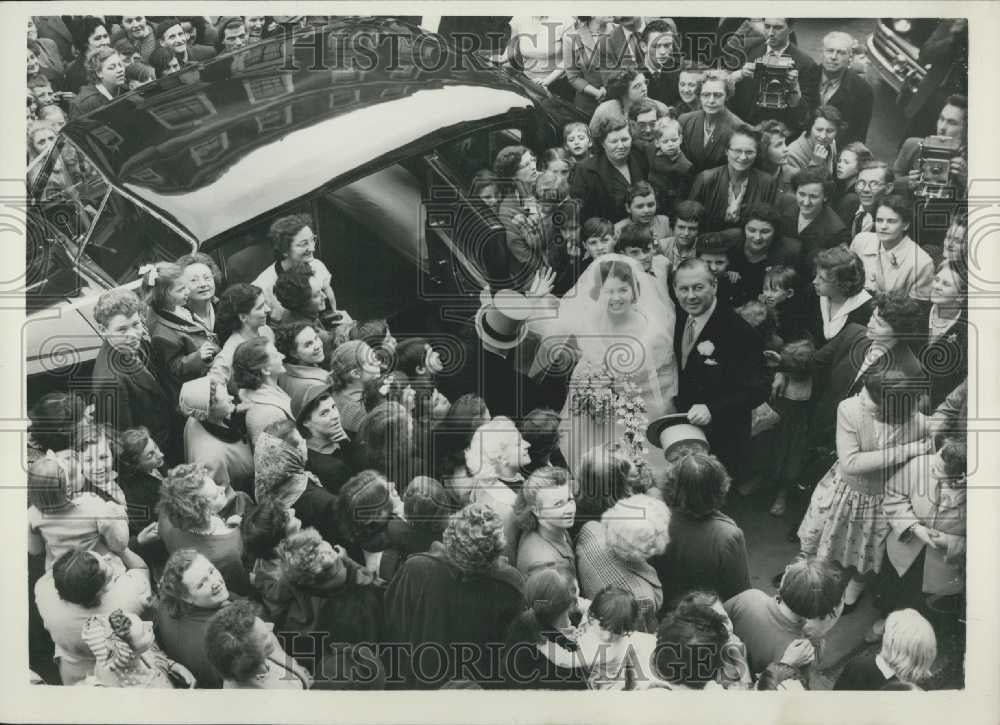 1956 Press Photo Barbara Lyon and dad Ben arrive at church for wedding - Historic Images