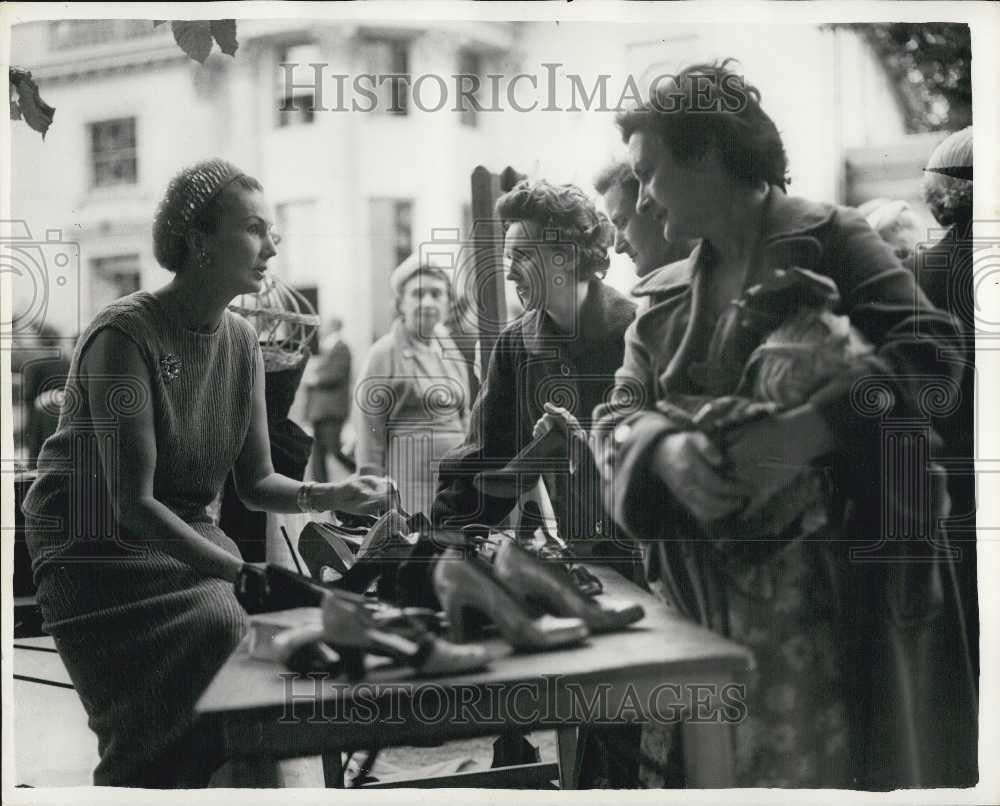 1957 Press Photo Former model Barbara Goalen becomes saleswoman for charity - Historic Images