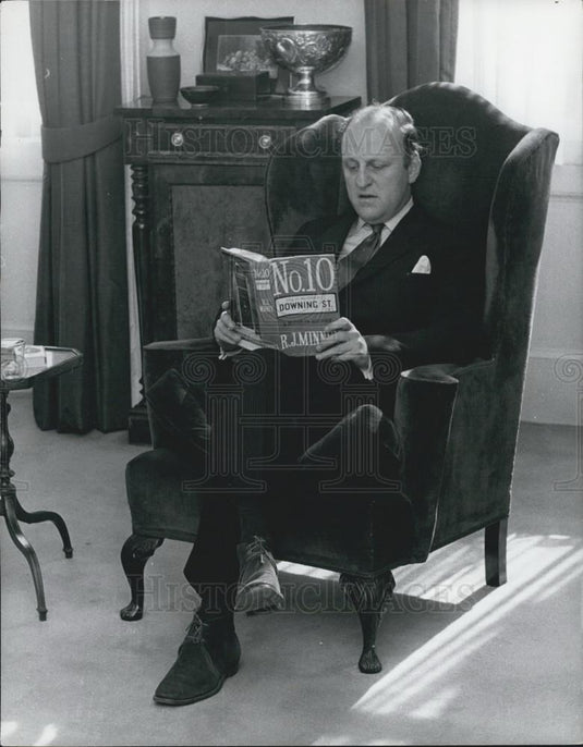 1968 Press Photo  Mr. Humphry Berkeley in his London flat - Historic Images