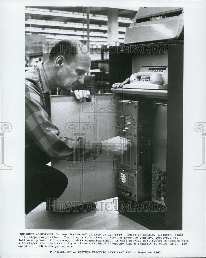 1967 Press Photo Copy New Inktronic Equipment Adjusted Printer By Irv Smid - Historic Images