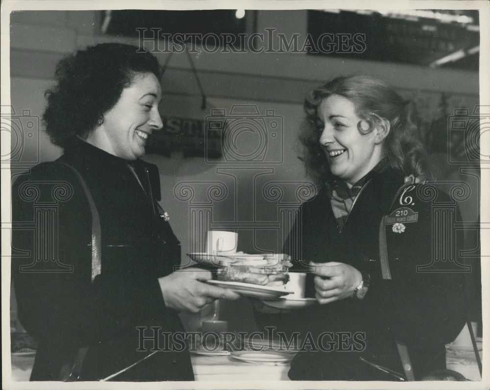 1954 Press Photo Annie Neil (left) and her sister Chriesie while  car serviced - Historic Images