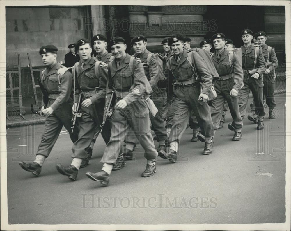 1953 Press Photo Men of the 10th Hussars, Royal Sussex Regiments, Waterloo - Historic Images