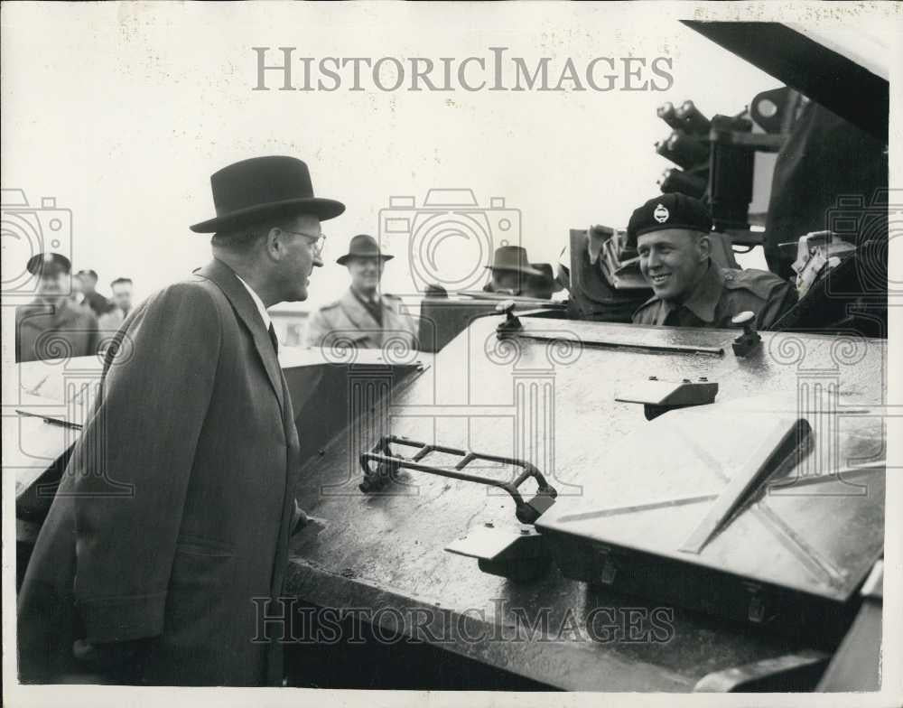 Press Photo GermanyÃƒÆ’'¢''¬s Dr. Speidel chats to tank driver - Historic Images