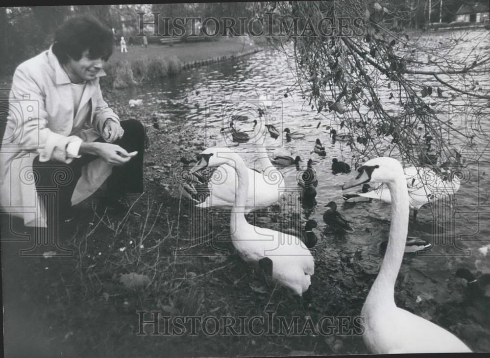 1970 Press Photo Chris Roberts feeds swans in Berlin - Historic Images