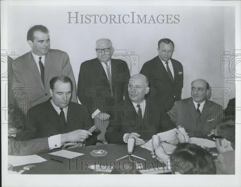 1967 Press Photo Communist Party leader W Rochet, F Mitterand (L) and GMollet - Historic Images