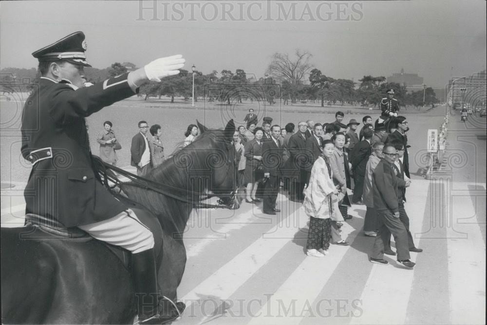 Press Photo Mounted Policeman Gives Right-Of-Way To Pedestrians Tokyo Japan - Historic Images