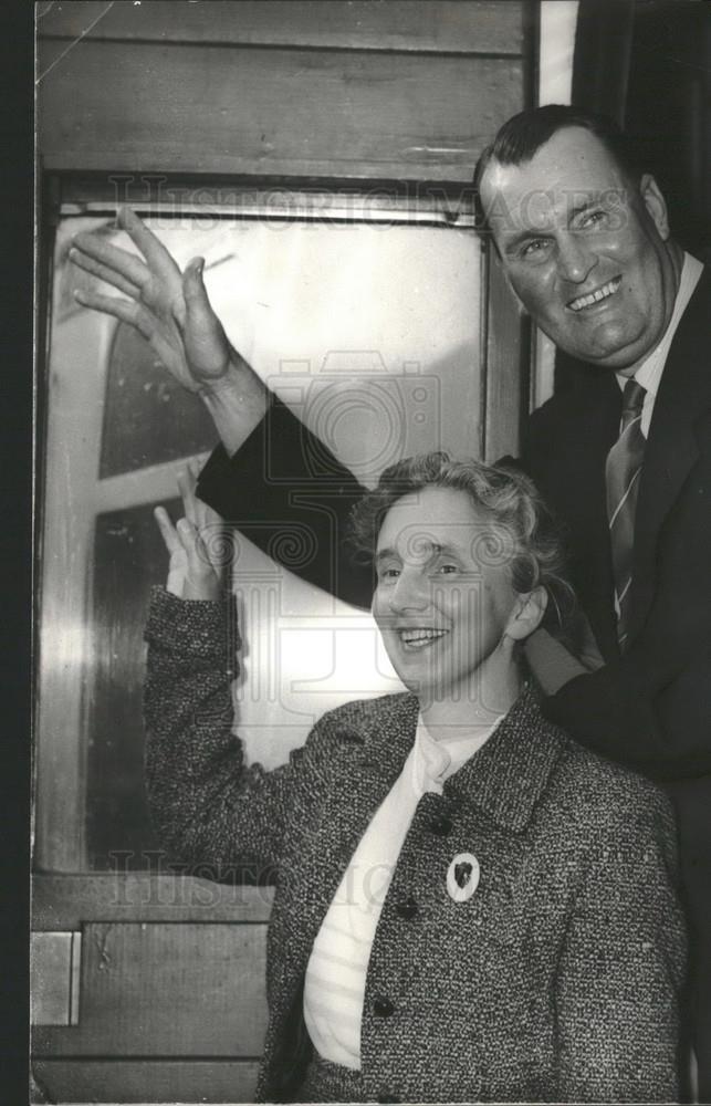 1958 Press Photo PC James Upton, Wife, Victoria Station - Historic Images