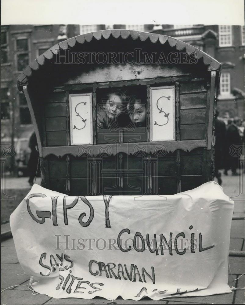 1968 Press Photo Gypsie Children Protest At House Of Commons In London - Historic Images