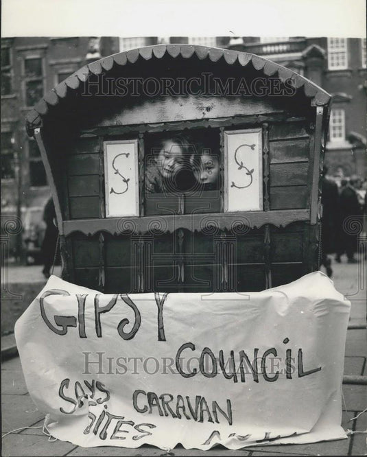 1968 Press Photo Gypsie Children Protest At House Of Commons In London - Historic Images
