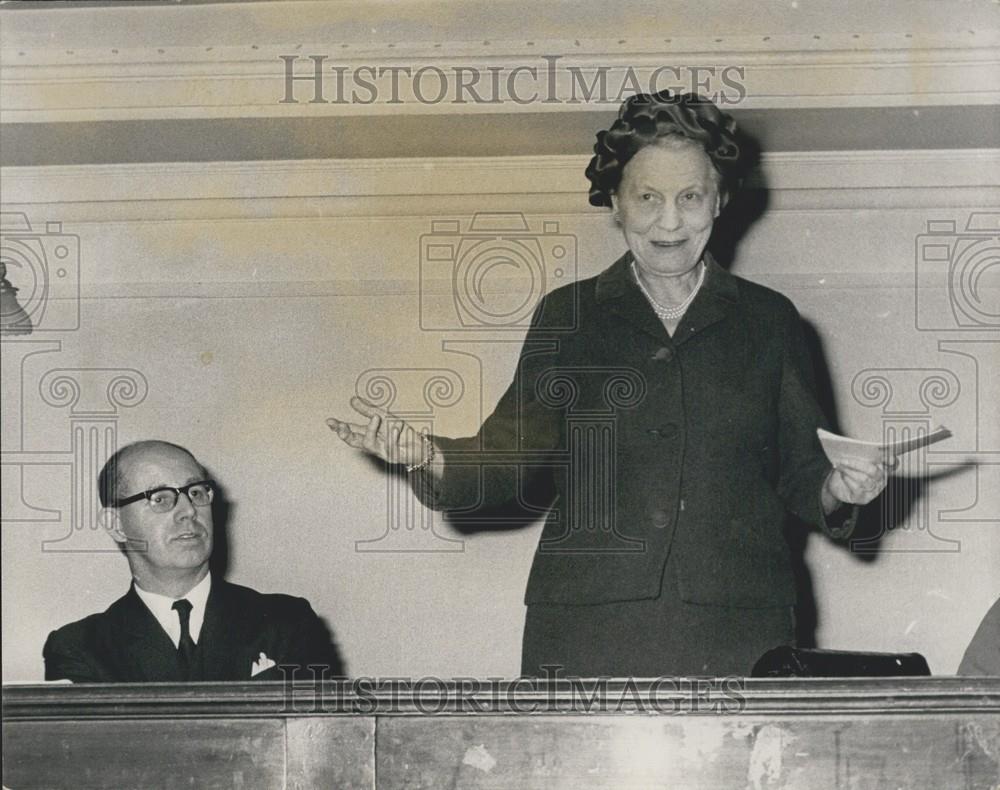 1969 Press Photo Ted Bishop Baroness Summerskill Transport House Meeting - Historic Images