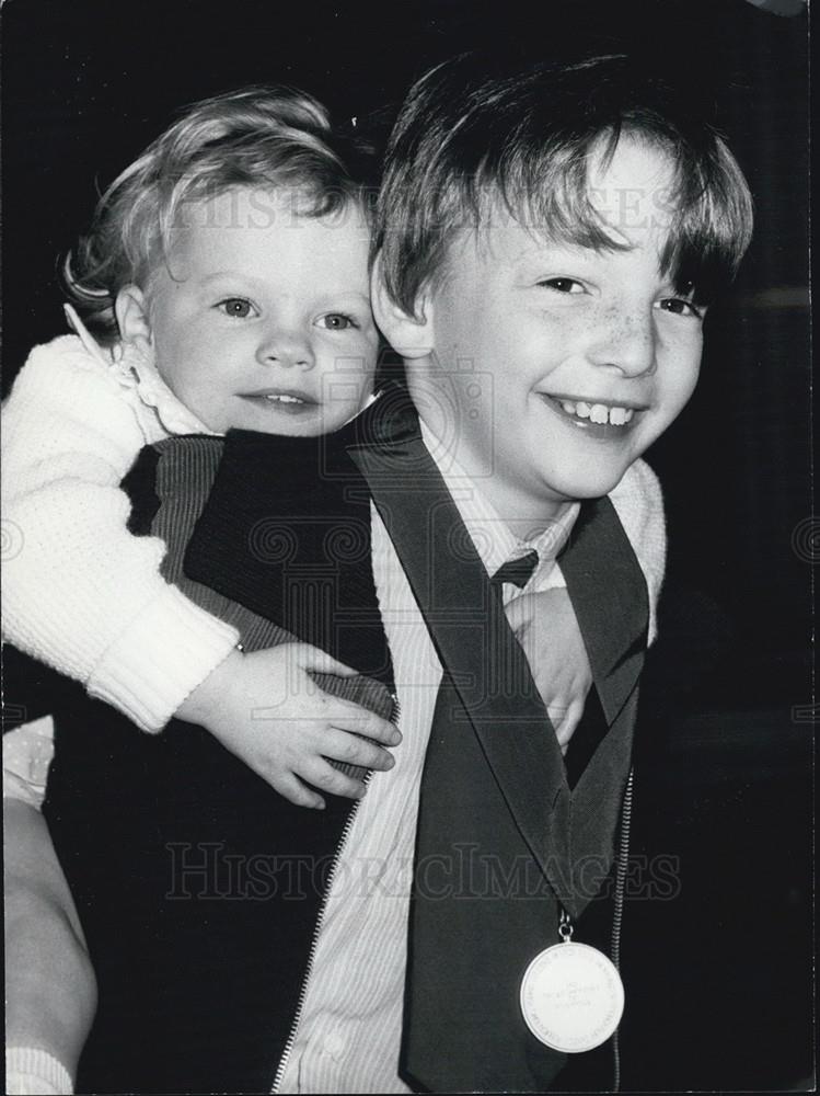 1981 Press Photo Stuart Bell &amp; baby sister, two year old Julie - Historic Images